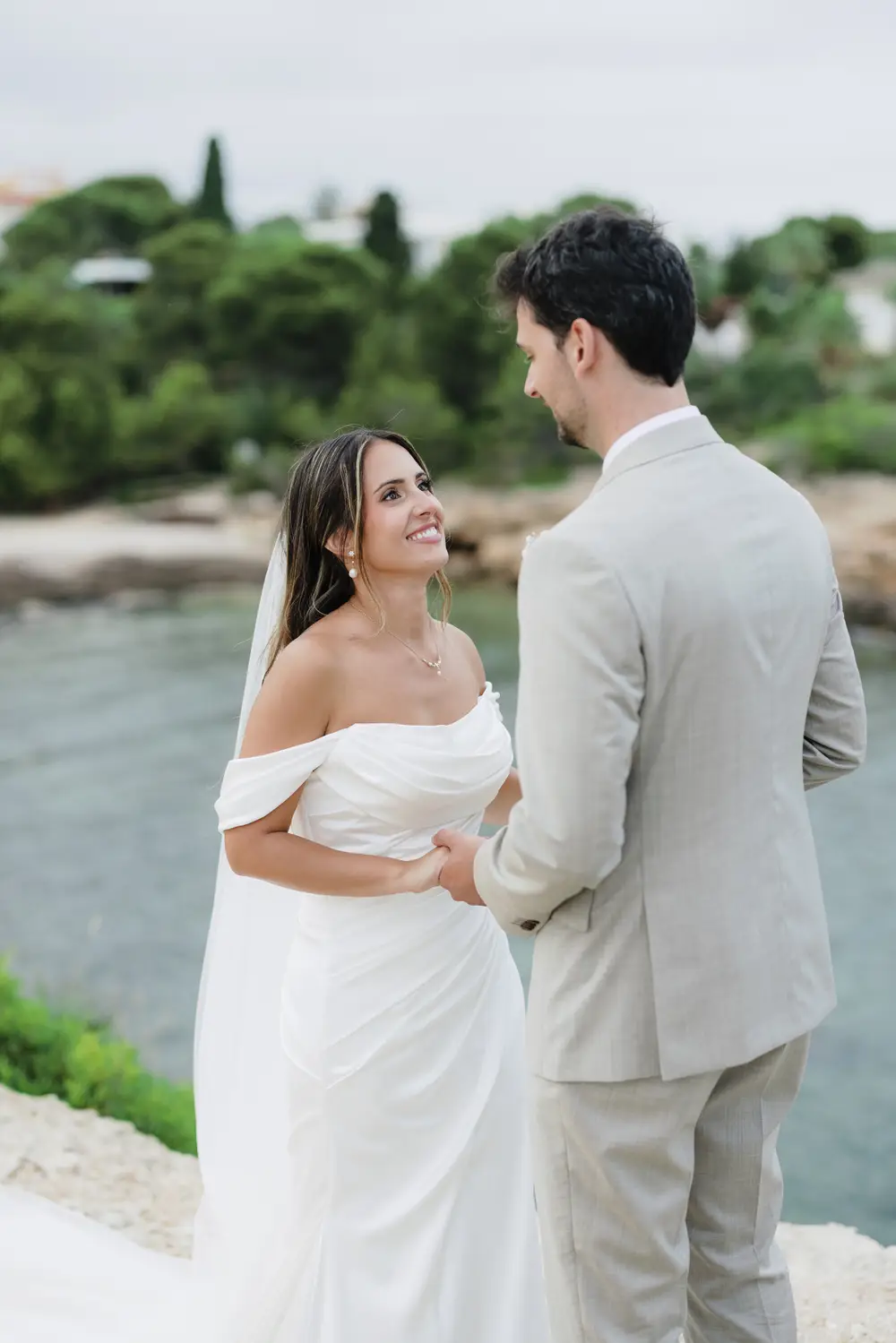 novios delante del mar