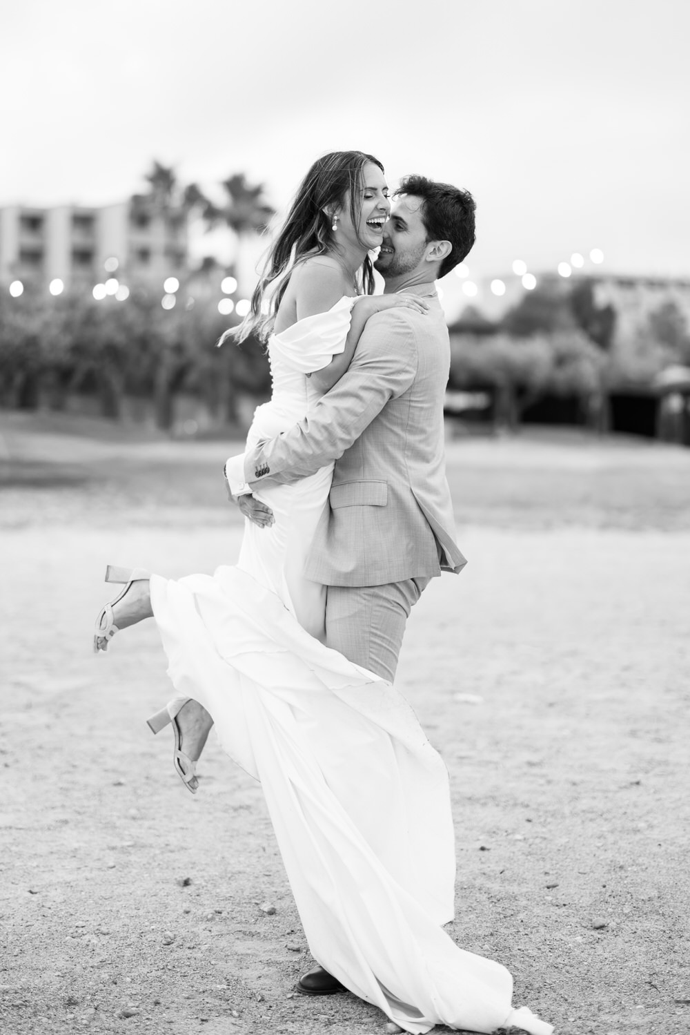 abrazo de una pareja de novios