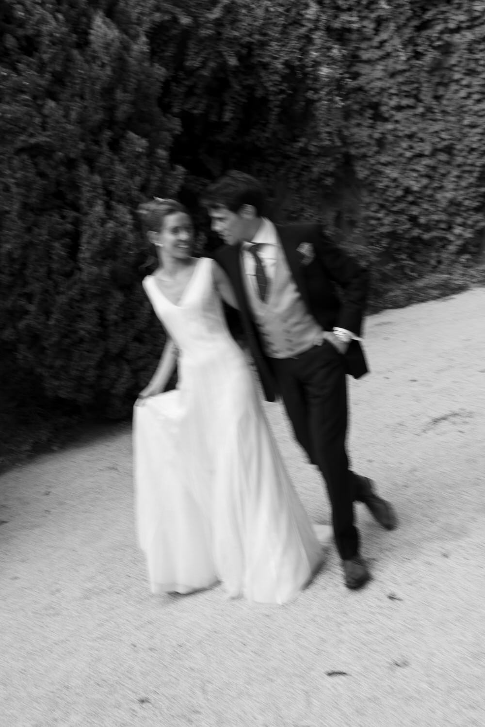 Foto de un fotógrafo de bodas de Barcelona de una pareja de novios en movimiento